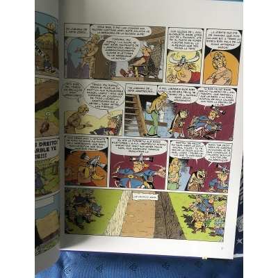 Rare Asterix L GALATON in French and Mirandes (Portuguese) 3000 ex and its cardboard insert